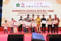 Wakil Gubernur Kepri Nyanyang Haris Pratamura, Wali Kota Tanjungpinang Lis Darmansyah dan Ketua Permabudhi Kepri Hengky Suryawan berfoto bersama penerima bantuan pada peringatan Sannipata Waisak 2570 BE/2026 dilaksanakan Permabudhi Provinsi Kepri, Sabtu (30/5/2026). Foto: Diskominfo Kepri