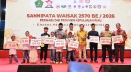 Wakil Gubernur Kepri Nyanyang Haris Pratamura, Wali Kota Tanjungpinang Lis Darmansyah dan Ketua Permabudhi Kepri Hengky Suryawan berfoto bersama penerima bantuan pada peringatan Sannipata Waisak 2570 BE/2026 dilaksanakan Permabudhi Provinsi Kepri, Sabtu (30/5/2026). Foto: Diskominfo Kepri