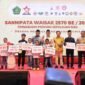 Wakil Gubernur Kepri Nyanyang Haris Pratamura, Wali Kota Tanjungpinang Lis Darmansyah dan Ketua Permabudhi Kepri Hengky Suryawan berfoto bersama penerima bantuan pada peringatan Sannipata Waisak 2570 BE/2026 dilaksanakan Permabudhi Provinsi Kepri, Sabtu (30/5/2026). Foto: Diskominfo Kepri