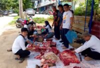 Pemotongan hewan kurban berlangsung usai Salat Iduladha di Perumahan Taman Anugerah Ideal, Batam Centre, Selasa (27/5/2026). Foto: Istimewa