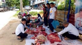 Pemotongan hewan kurban berlangsung usai Salat Iduladha di Perumahan Taman Anugerah Ideal, Batam Centre, Selasa (27/5/2026). Foto: Istimewa