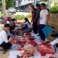 Pemotongan hewan kurban berlangsung usai Salat Iduladha di Perumahan Taman Anugerah Ideal, Batam Centre, Selasa (27/5/2026). Foto: Istimewa