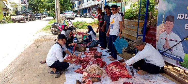 Pemotongan hewan kurban berlangsung usai Salat Iduladha di Perumahan Taman Anugerah Ideal, Batam Centre, Selasa (27/5/2026). Foto: Istimewa
