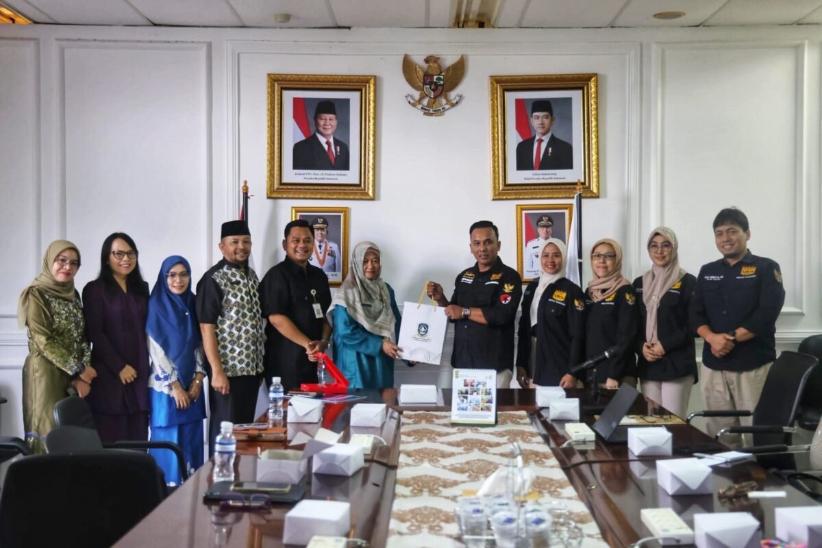 DPW Brinus Kepri melakukan audiensi dan silaturahmi ke Diskominfo) Provinsi Kepri di Collaboration Room, Kantor Diskominfo Kepri, Gedung B2 Dompak, Jumat (22/5/2026). Foto: Humas Diskominfo Kepri