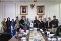 DPW Brinus Kepri melakukan audiensi dan silaturahmi ke Diskominfo) Provinsi Kepri di Collaboration Room, Kantor Diskominfo Kepri, Gedung B2 Dompak, Jumat (22/5/2026). Foto: Humas Diskominfo Kepri