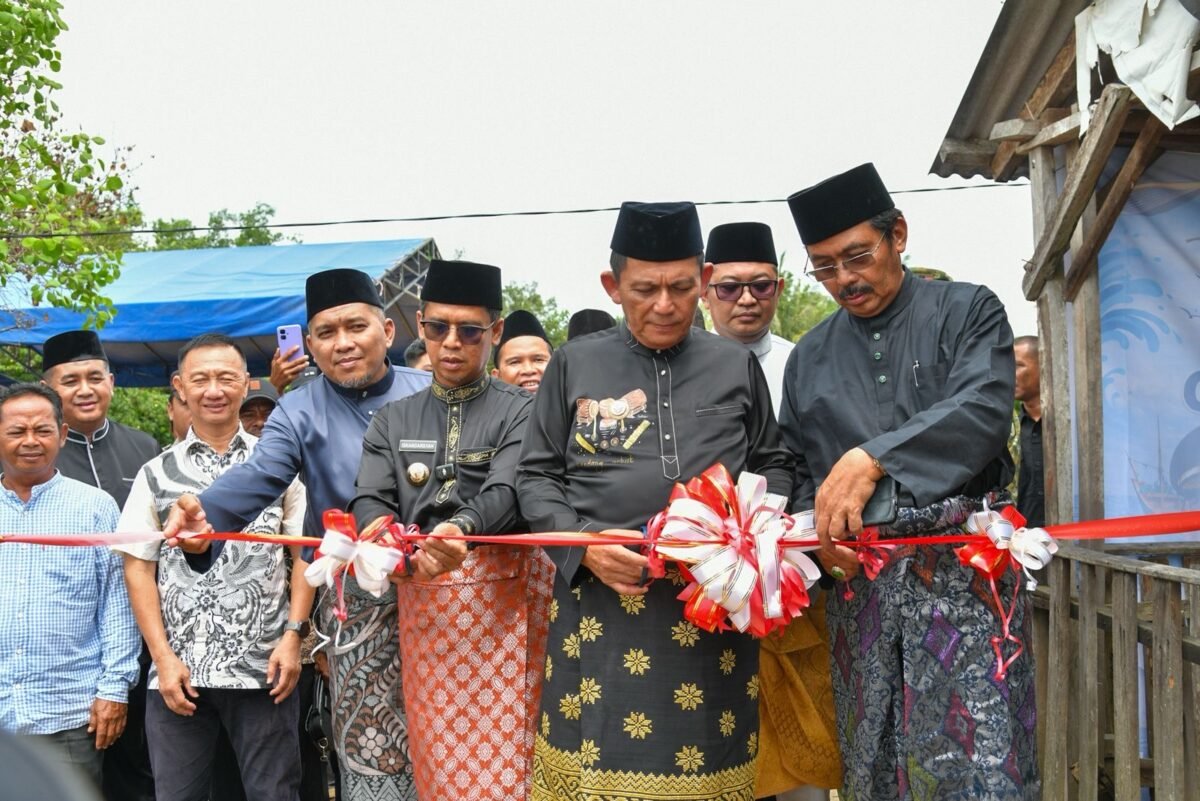 Gubernur Kepri, Ansar Ahmad bersama Bupati Karimun Iskandarsyah, Wakil Bupati Karimun Rocky Marciano Bawole, dan Mantan Gubernur Kepri Nurdin Basirun memotong pita yang menandai diresmikannya tambatan perahu Teluk Umah, Karimun, Jumat (29/5/2026). Foto: Biro ADPIM Kepri 