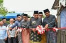 Gubernur Kepri, Ansar Ahmad bersama Bupati Karimun Iskandarsyah, Wakil Bupati Karimun Rocky Marciano Bawole, dan Mantan Gubernur Kepri Nurdin Basirun memotong pita yang menandai diresmikannya tambatan perahu Teluk Umah, Karimun, Jumat (29/5/2026). Foto: Biro ADPIM Kepri 