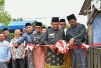 Gubernur Kepri, Ansar Ahmad bersama Bupati Karimun Iskandarsyah, Wakil Bupati Karimun Rocky Marciano Bawole, dan Mantan Gubernur Kepri Nurdin Basirun memotong pita yang menandai diresmikannya tambatan perahu Teluk Umah, Karimun, Jumat (29/5/2026). Foto: Biro ADPIM Kepri 