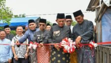 Gubernur Kepri, Ansar Ahmad bersama Bupati Karimun Iskandarsyah, Wakil Bupati Karimun Rocky Marciano Bawole, dan Mantan Gubernur Kepri Nurdin Basirun memotong pita yang menandai diresmikannya tambatan perahu Teluk Umah, Karimun, Jumat (29/5/2026). Foto: Biro ADPIM Kepri 