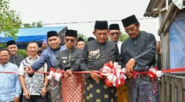 Gubernur Kepri, Ansar Ahmad bersama Bupati Karimun Iskandarsyah, Wakil Bupati Karimun Rocky Marciano Bawole, dan Mantan Gubernur Kepri Nurdin Basirun memotong pita yang menandai diresmikannya tambatan perahu Teluk Umah, Karimun, Jumat (29/5/2026). Foto: Biro ADPIM Kepri 