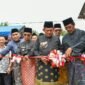 Gubernur Kepri, Ansar Ahmad bersama Bupati Karimun Iskandarsyah, Wakil Bupati Karimun Rocky Marciano Bawole, dan Mantan Gubernur Kepri Nurdin Basirun memotong pita yang menandai diresmikannya tambatan perahu Teluk Umah, Karimun, Jumat (29/5/2026). Foto: Biro ADPIM Kepri 