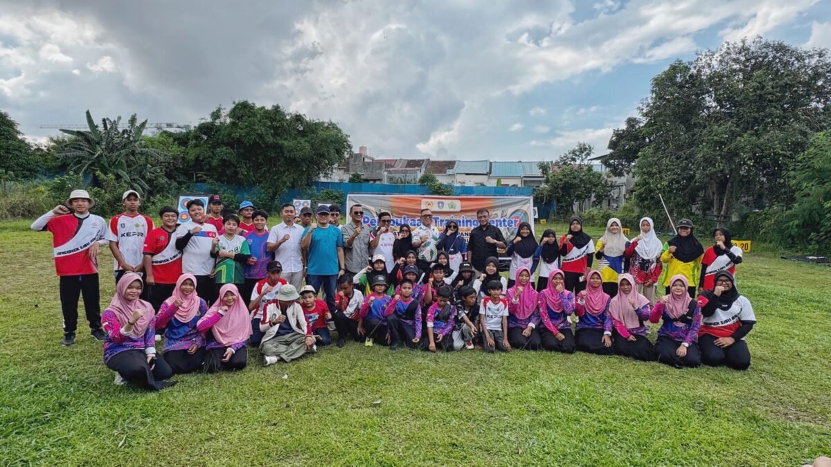 Wagub Nyanyang foto bersama Ketua KONI Kepri, Kasi Intel Lanud Hang Nadim, Ketua Perpani Kepri dan Batam, Staf Ahli Bidang Ekbang Pemprov Kepri, Tim Percepatan Pembangunan Kepri serta sejumlah atlet panahan. Foto: Diskominfo Kepri