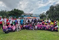 Wagub Nyanyang foto bersama Ketua KONI Kepri, Kasi Intel Lanud Hang Nadim, Ketua Perpani Kepri dan Batam, Staf Ahli Bidang Ekbang Pemprov Kepri, Tim Percepatan Pembangunan Kepri serta sejumlah atlet panahan. Foto: Diskominfo Kepri