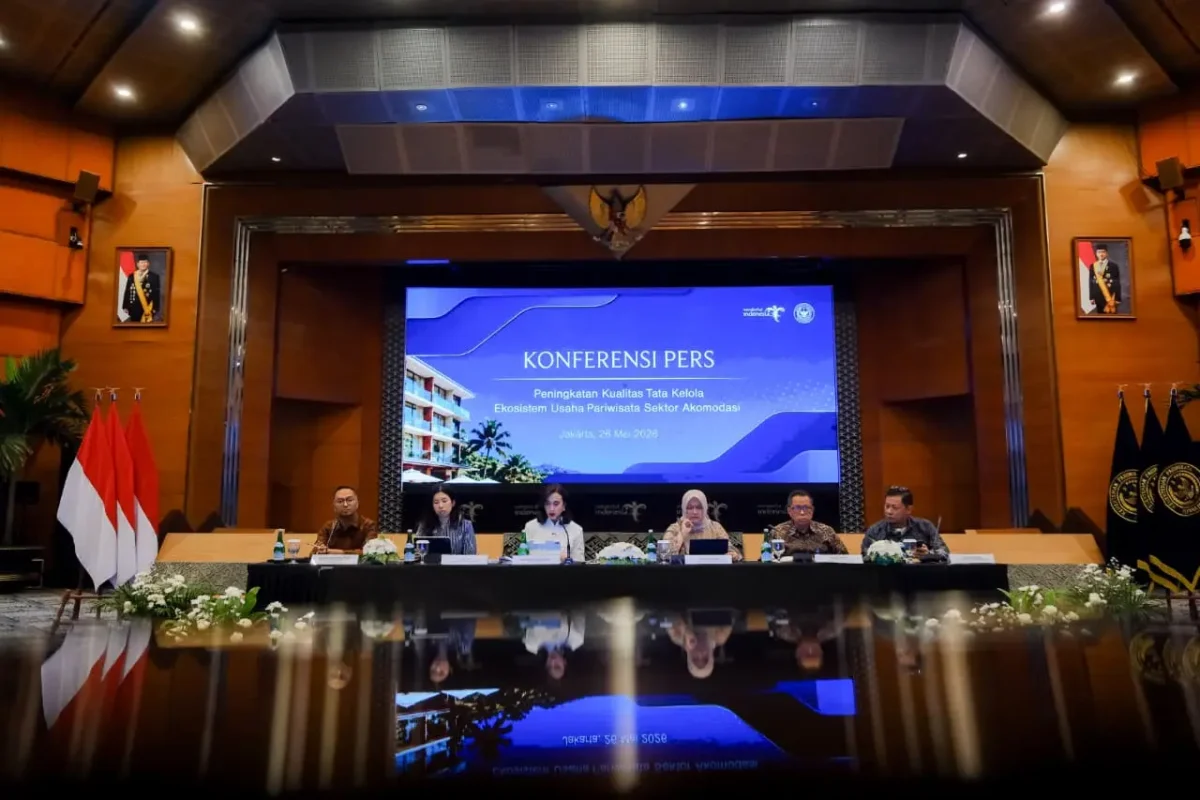 Menteri Pariwisata Widiyanti Putri Wardhana saat Konferensi Pers “Peningkatan Kualitas Tata Kelola Ekosistem Usaha Pariwisata Sektor Akomodasi” di Gedung Sapta Pesona, Jakarta, Selasa (26/5/2026). Foto: Kemenpar RI