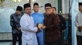 Wakil Gubernur Kepulauan Riau, Nyanyang Haris Pratamura, mengajak warga Belakang Padang, saat Safari Jumat di Masjid Asyyakirin, Pulau Terong, Batam, Jumat (8/5/2026). Foto: Diskominfo Kepri