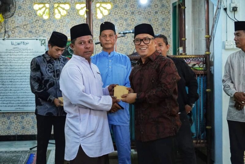 Wakil Gubernur Kepulauan Riau, Nyanyang Haris Pratamura, mengajak warga Belakang Padang, saat Safari Jumat di Masjid Asyyakirin, Pulau Terong, Batam, Jumat (8/5/2026). Foto: Diskominfo Kepri