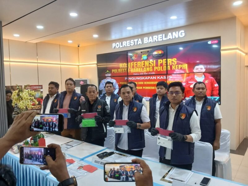 Polresta Barelang menangkap dua pelaku penjambretan yang meresahkan warga Sei Beduk, hal disampaikan saat konferensi pers, Rabu 96/5/2026)