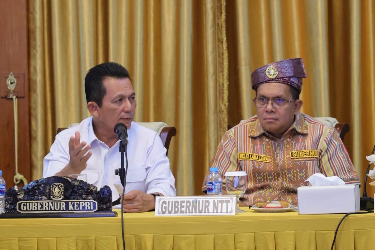 Gubernur Kepulauan Riau Ansar Ahmad bersama Gubernur Nusa Tenggara Timur Emanuel Melkiades Laka Lena dalam pertemuan berlangsung di Gedung Daerah, Tanjungpinang, Senin (11/5/2026). Foto: Diskominfo Kepri
