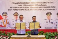 Gubernur Kepulauan Riau Ansar Ahmad dan Bupati Kepulauan Meranti AKBP (Purn) Asmar menunjukkan dokumen Kesepakatan Bersama dan Perjanjian Kerja Sama di Gedung Daerah, Tanjungpinang, Jumat (8/5/2026). Foto: Diskominfo Kepri