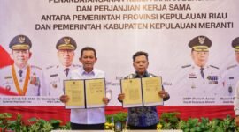 Gubernur Kepulauan Riau Ansar Ahmad dan Bupati Kepulauan Meranti AKBP (Purn) Asmar menunjukkan dokumen Kesepakatan Bersama dan Perjanjian Kerja Sama di Gedung Daerah, Tanjungpinang, Jumat (8/5/2026). Foto: Diskominfo Kepri