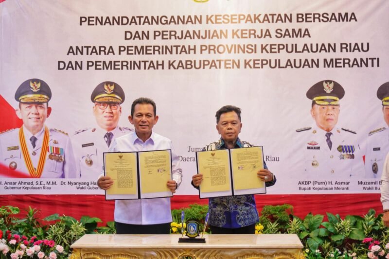 Gubernur Kepulauan Riau Ansar Ahmad dan Bupati Kepulauan Meranti AKBP (Purn) Asmar menunjukkan dokumen Kesepakatan Bersama dan Perjanjian Kerja Sama di Gedung Daerah, Tanjungpinang, Jumat (8/5/2026). Foto: Diskominfo Kepri