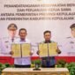 Gubernur Kepulauan Riau Ansar Ahmad dan Bupati Kepulauan Meranti AKBP (Purn) Asmar menunjukkan dokumen Kesepakatan Bersama dan Perjanjian Kerja Sama di Gedung Daerah, Tanjungpinang, Jumat (8/5/2026). Foto: Diskominfo Kepri