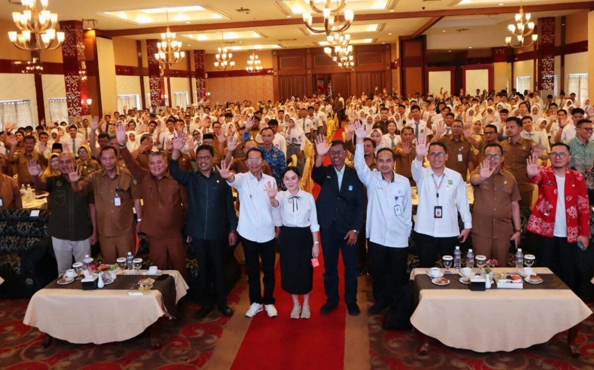 Amsakar Achmad-Li Claudia Chandra, menyosialisasikan program tersebut dalam kegiatan Sosialisasi Program Prioritas Beasiswa di Crown Vista Hotel Batam, Senin (18/5/2026). Foto: Humas Diskominfo Batam