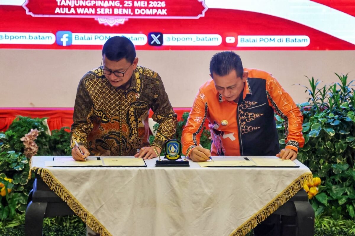 Gubernur Kepri Ansar Ahmad dan Kepala BPOM RI Taruna Ikrarmenandatangani naskah hibah tanah Pemerintah Provinsi Kepulauan Riau kepada BPOM RI serta penandatanganan komitmen bersama pencegahan penyalahgunaan obat-obatan tertentu. Foto: Diskominfo Kepri