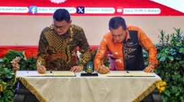 Gubernur Kepri Ansar Ahmad dan Kepala BPOM RI Taruna Ikrarmenandatangani naskah hibah tanah Pemerintah Provinsi Kepulauan Riau kepada BPOM RI serta penandatanganan komitmen bersama pencegahan penyalahgunaan obat-obatan tertentu. Foto: Diskominfo Kepri