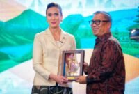 Wagub Kepri, Nyanyang menerima cenderamata dari Menteri Pariwisata Widya Widiyanti Putri Wardhana. Sumber: Biro Komunikasi Kemenpar RI