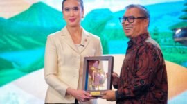 Wagub Kepri, Nyanyang menerima cenderamata dari Menteri Pariwisata Widya Widiyanti Putri Wardhana. Sumber: Biro Komunikasi Kemenpar RI