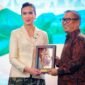 Wagub Kepri, Nyanyang menerima cenderamata dari Menteri Pariwisata Widya Widiyanti Putri Wardhana. Sumber: Biro Komunikasi Kemenpar RI