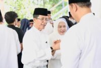 Wali Kota Batam Amsakar Achmad bersama istri Erlita Sari dalam Walimatus Safar di kediamannya, Batam Centre, Minggu (10/5/2026). Foto: Humas Diskominfo Batam