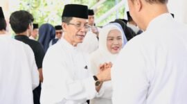 Wali Kota Batam Amsakar Achmad bersama istri Erlita Sari dalam Walimatus Safar di kediamannya, Batam Centre, Minggu (10/5/2026). Foto: Humas Diskominfo Batam