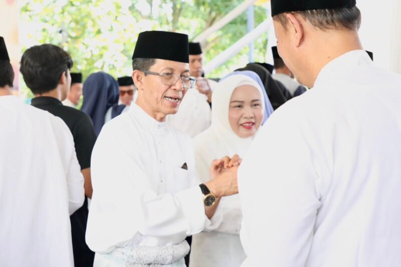 Wali Kota Batam Amsakar Achmad bersama istri Erlita Sari dalam Walimatus Safar di kediamannya, Batam Centre, Minggu (10/5/2026). Foto: Humas Diskominfo Batam