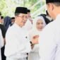 Wali Kota Batam Amsakar Achmad bersama istri Erlita Sari dalam Walimatus Safar di kediamannya, Batam Centre, Minggu (10/5/2026). Foto: Humas Diskominfo Batam