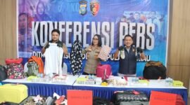 Kabidhumas Polda Kepri Kombes Pol. Nona Pricillia Ohei memimpin pengungkapan ini, didampingi Kasubdit I Indagsi AKBP Paksi Eka Saputra dan perwakilan Bea Cukai Batam, saat konferensi pers, di Polda Kepri, Selasa (5/5/2026)