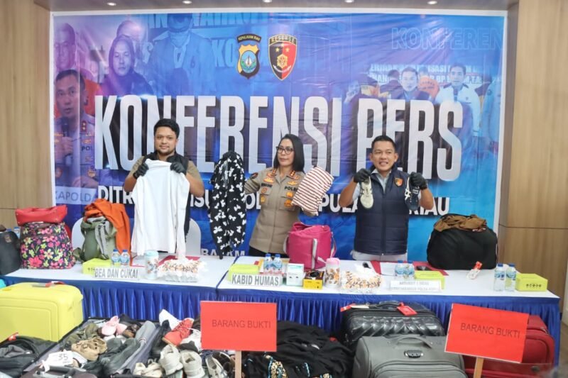 Kabidhumas Polda Kepri Kombes Pol. Nona Pricillia Ohei memimpin pengungkapan ini, didampingi Kasubdit I Indagsi AKBP Paksi Eka Saputra dan perwakilan Bea Cukai Batam, saat konferensi pers, di Polda Kepri, Selasa (5/5/2026)