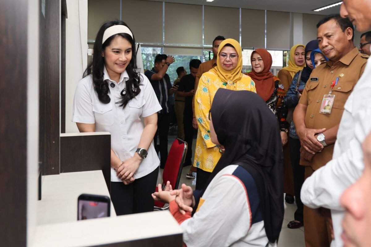 Wamendukbangga RI, Ratu Ayu Isyana Bagoes Oka (kiri) didampingi Ketua TP PKK Kepri Dewi Kumalasari Ansar berdialog dengan salah seorang warga saat meninjau pelayanan Keluarga Berencana (KB) di Puskesmas Batu X, Senin (25/5/2026). Foto: Diskominfo Kepri