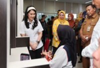 Wamendukbangga RI, Ratu Ayu Isyana Bagoes Oka (kiri) didampingi Ketua TP PKK Kepri Dewi Kumalasari Ansar berdialog dengan salah seorang warga saat meninjau pelayanan Keluarga Berencana (KB) di Puskesmas Batu X, Senin (25/5/2026). Foto: Diskominfo Kepri