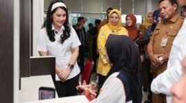 Wamendukbangga RI, Ratu Ayu Isyana Bagoes Oka (kiri) didampingi Ketua TP PKK Kepri Dewi Kumalasari Ansar berdialog dengan salah seorang warga saat meninjau pelayanan Keluarga Berencana (KB) di Puskesmas Batu X, Senin (25/5/2026). Foto: Diskominfo Kepri
