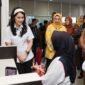 Wamendukbangga RI, Ratu Ayu Isyana Bagoes Oka (kiri) didampingi Ketua TP PKK Kepri Dewi Kumalasari Ansar berdialog dengan salah seorang warga saat meninjau pelayanan Keluarga Berencana (KB) di Puskesmas Batu X, Senin (25/5/2026). Foto: Diskominfo Kepri