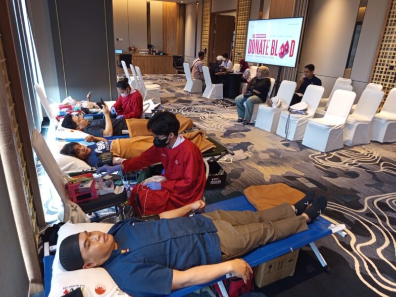 Grand Mercure Batam Centre merayakan anniversary pertamanya dengan menggelar aksi donor darah, Senin (11/5/2026). Foto: Istimewa