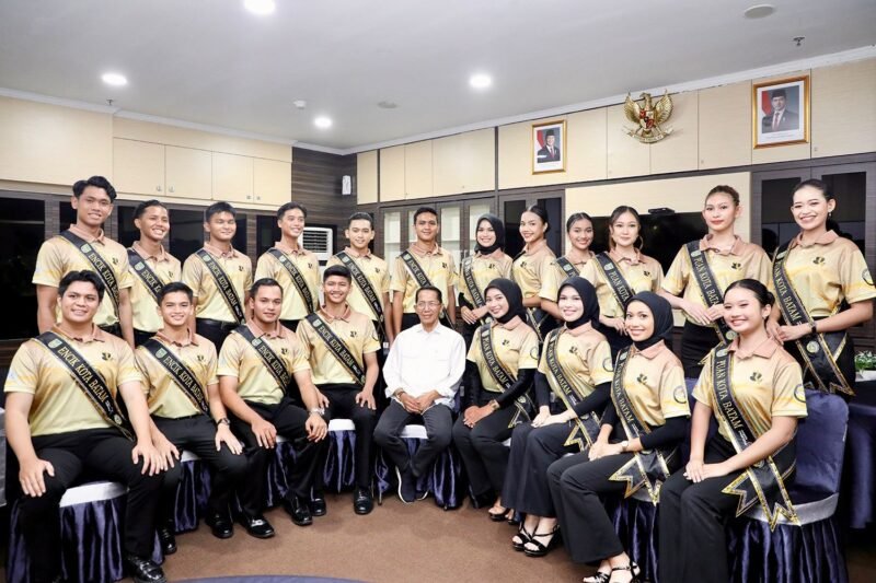 Amsakar Achmad, menerima audiensi 20 finalis Duta Wisata Encik dan Puan Kota Batam 2026 di Kantor Wali Kota Batam, Kamis (30/4/2026). Foto: Humas Diskominfo Batam