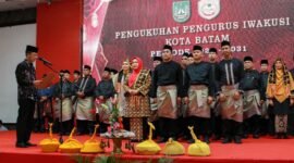 Wali Kota Batam Amsakar Achmad mengukuhkan pengurus Ikatan Warga Kuantan Singingi (IWAKUSI) Kota Batam periode 2026–2031 di Golden Prawn, Bengkong, Kamis (30/4/2026) malam. Foto: Humas Diskominfo Batam