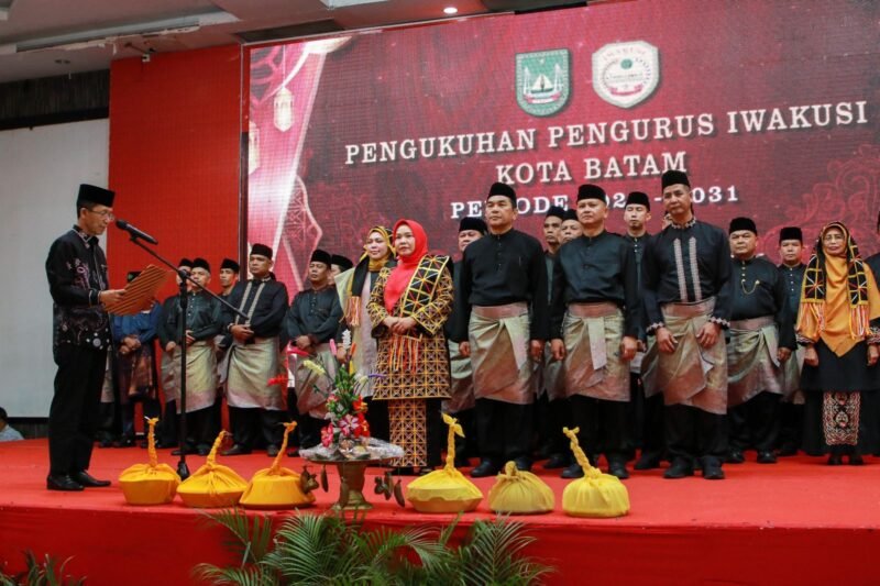 Wali Kota Batam Amsakar Achmad mengukuhkan pengurus Ikatan Warga Kuantan Singingi (IWAKUSI) Kota Batam periode 2026–2031 di Golden Prawn, Bengkong, Kamis (30/4/2026) malam. Foto: Humas Diskominfo Batam