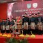 Wali Kota Batam Amsakar Achmad mengukuhkan pengurus Ikatan Warga Kuantan Singingi (IWAKUSI) Kota Batam periode 2026–2031 di Golden Prawn, Bengkong, Kamis (30/4/2026) malam. Foto: Humas Diskominfo Batam