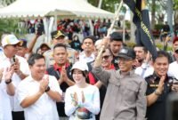 Wali Kota Batam, Amsakar Achmad, bersama Wakil Wali Kota Batam, Li Claudia Chandra, melepas armada pengangkut sampah saat peringatan May Day di Dataran Engku Putri, Jumat (1/5/2026). Foto: HUMAS DISKOMINFO BATAM
