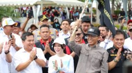 Wali Kota Batam, Amsakar Achmad, bersama Wakil Wali Kota Batam, Li Claudia Chandra, melepas armada pengangkut sampah saat peringatan May Day di Dataran Engku Putri, Jumat (1/5/2026). Foto: HUMAS DISKOMINFO BATAM 