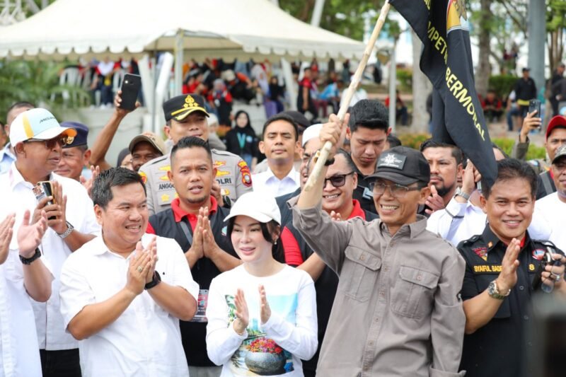 Wali Kota Batam, Amsakar Achmad, bersama Wakil Wali Kota Batam, Li Claudia Chandra, melepas armada pengangkut sampah saat peringatan May Day di Dataran Engku Putri, Jumat (1/5/2026). Foto: HUMAS DISKOMINFO BATAM 